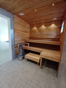 Siimeläntie 12 sauna, josta puuttuu vielä lasiseinä